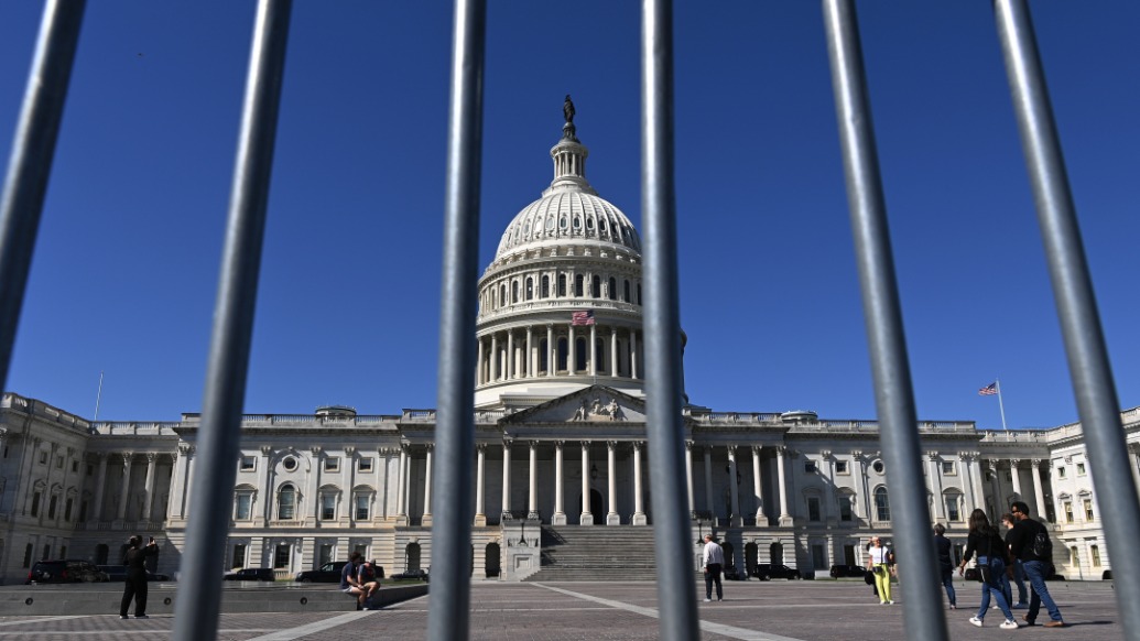 美国政府“关门”后数十万雇员面临停薪、裁员，停摆或至下周